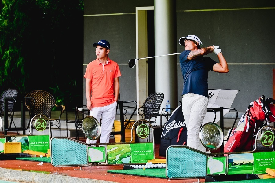 球员在雨中露出灿烂笑容,雨水打湿了衣衫,却浇不灭他们享受比赛、挑战自我的热情与快乐。