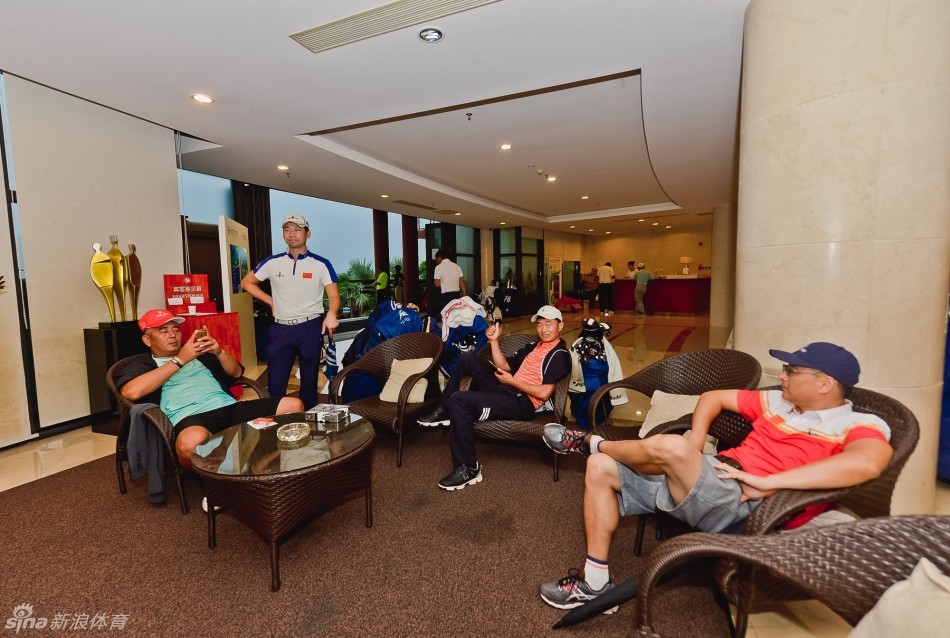 球场工作人员在雨中紧急进行排水作业,他们是保障赛事顺利进行的无名英雄,是赛场坚固的幕后基石。