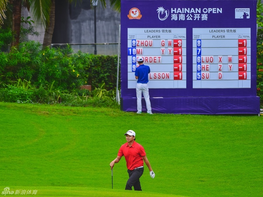黄文义凝神静气准备开球,尽管天空阴沉细雨纷飞,他的眼神却异常坚定,拉开了这场雨中战役的序幕。