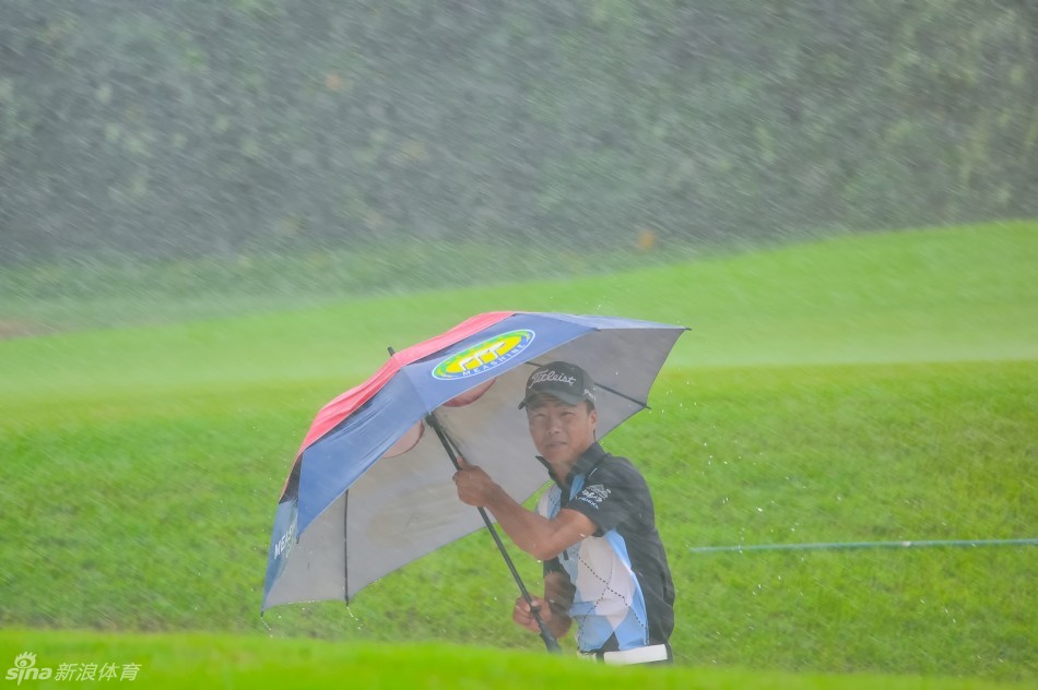 袁浩全力开球,球杆划破雨幕,白色小球飞向远方,体现了球员无论面对何种环境都全力以赴的决心。