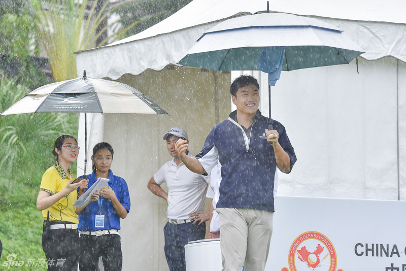 卫冕冠军张蕙麟开启他的卫冕之旅击球瞬间,眼神专注,肩负着荣誉与压力,在雨中坚定前行。