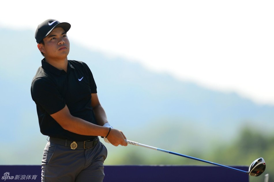 印度名将拉西里在沙坑中全神贯注救球，展现了卓越的短杆技巧与比赛韧性。