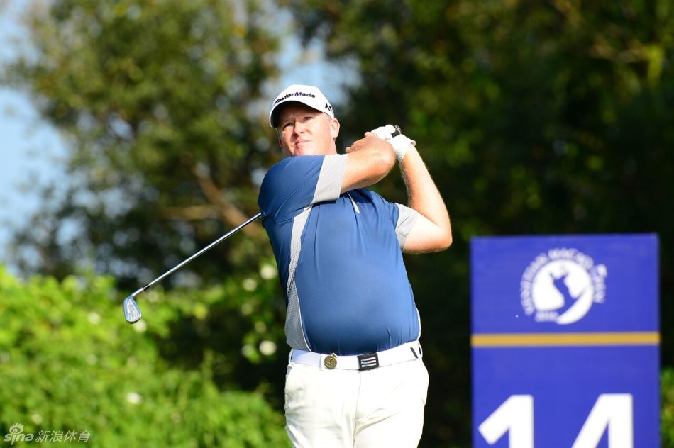 中国高尔夫传奇张连伟在球场上专注地示意，沉稳的气度令人肃然起敬。