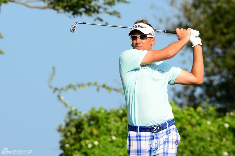 伊恩·保尔特在澳门赛场挥杆收杆，动作优雅而充满力量，尽显名将风范。