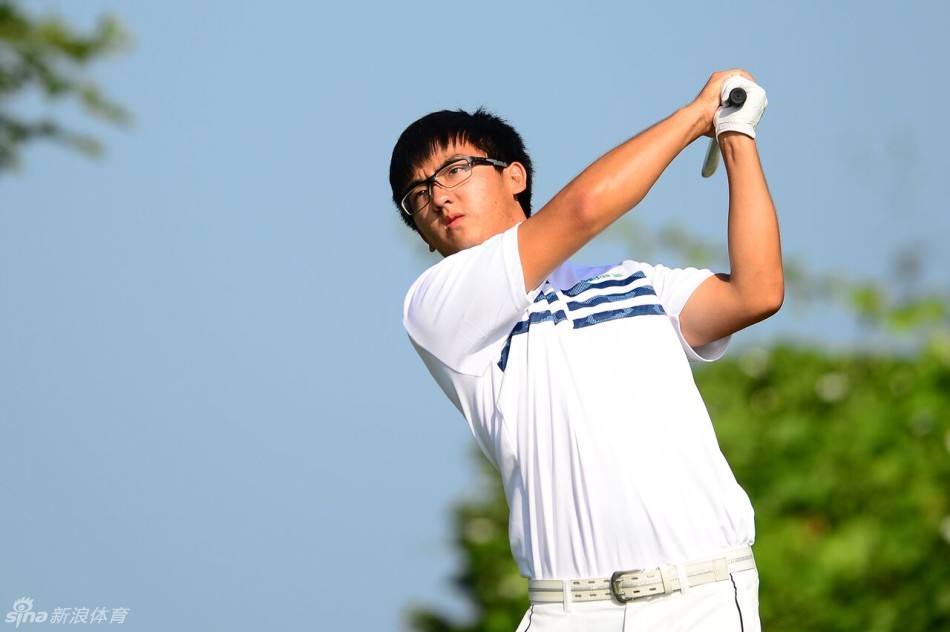 年轻的中国球手窦泽成完成一次干净利落的收杆动作，眼神中充满对胜利的渴望。