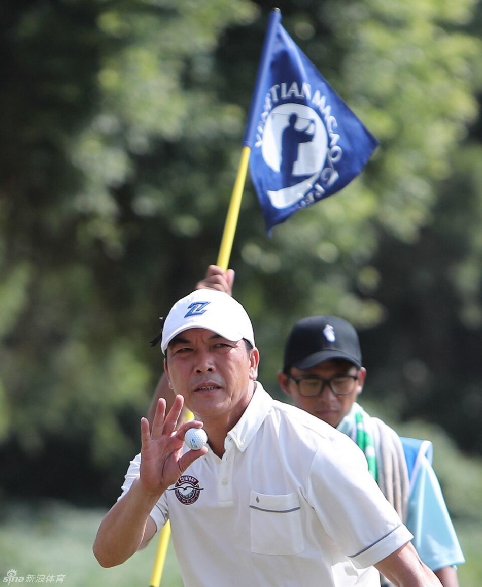 澳大利亚实力球员马库斯-弗雷泽完成击球后自信收杆，气势十足。