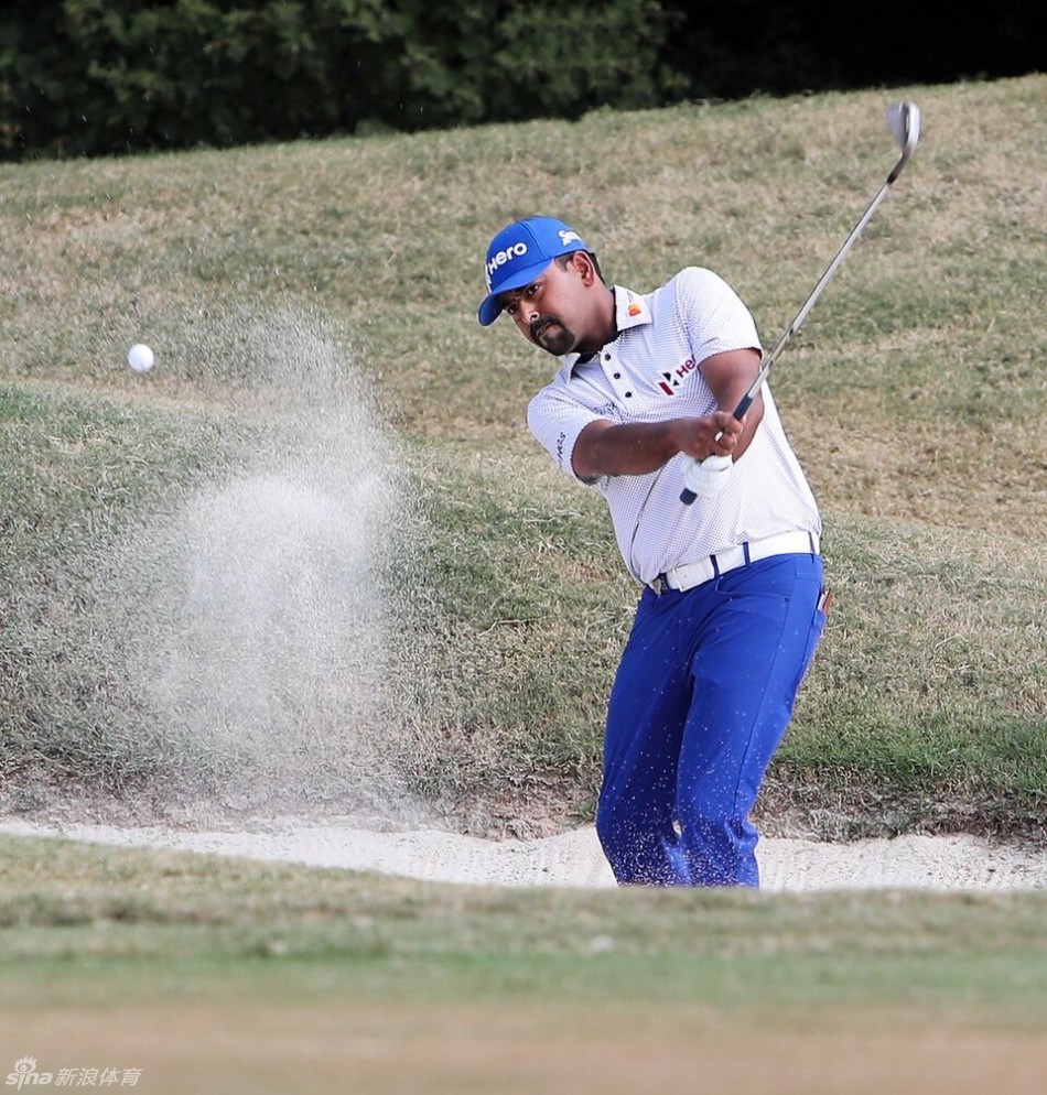 菲律宾新星米盖尔-塔布埃纳在赛场亮相，年轻的面庞上写满专注与决心。