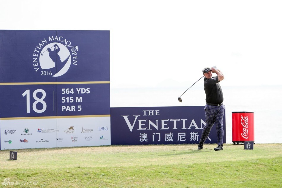 保尔特在击球瞬间与球童密切交流，团队协作是高尔夫运动的重要一环。