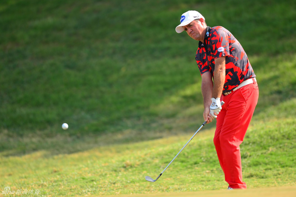 球员在发球台全力挥杆,动作流畅充满力量,白色小球飞向远方球道。