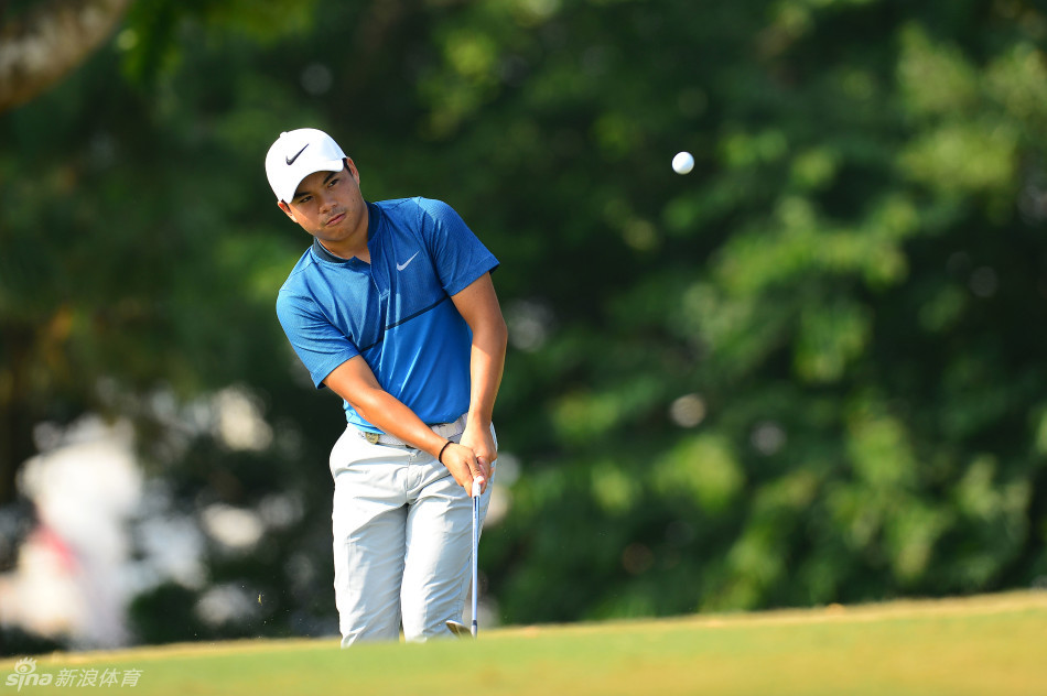 观众聚集在赛场周边,全神贯注地观看比赛,沉浸在紧张激烈的氛围之中。