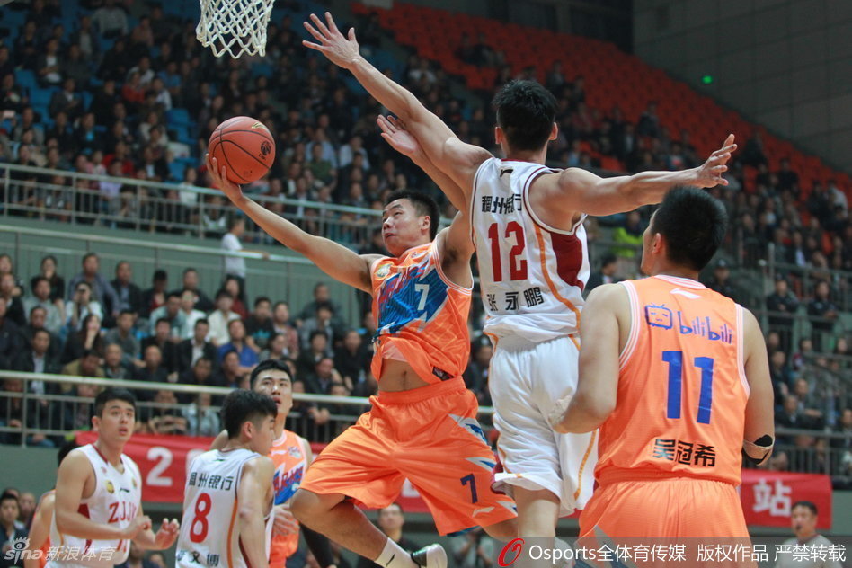 广东队大外援布泽尔在吉林队的禁区内陷入重重包围，身边三名防守者形成合围之势，试图阻止这位NBA名将的进攻。