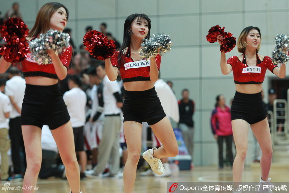 终场哨响，啦啦队员们在赛后向观众致意，眼神中充满对球队胜利的渴望与对篮球运动的热爱