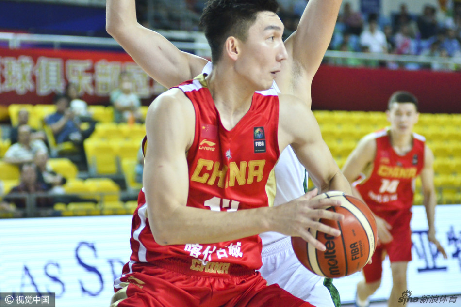 可兰白克·马坎眼神如炬，在哈萨克斯坦防守球员的严密围堵下依然稳稳将球护住，犹如一把出鞘的利刃直插对手腹地。