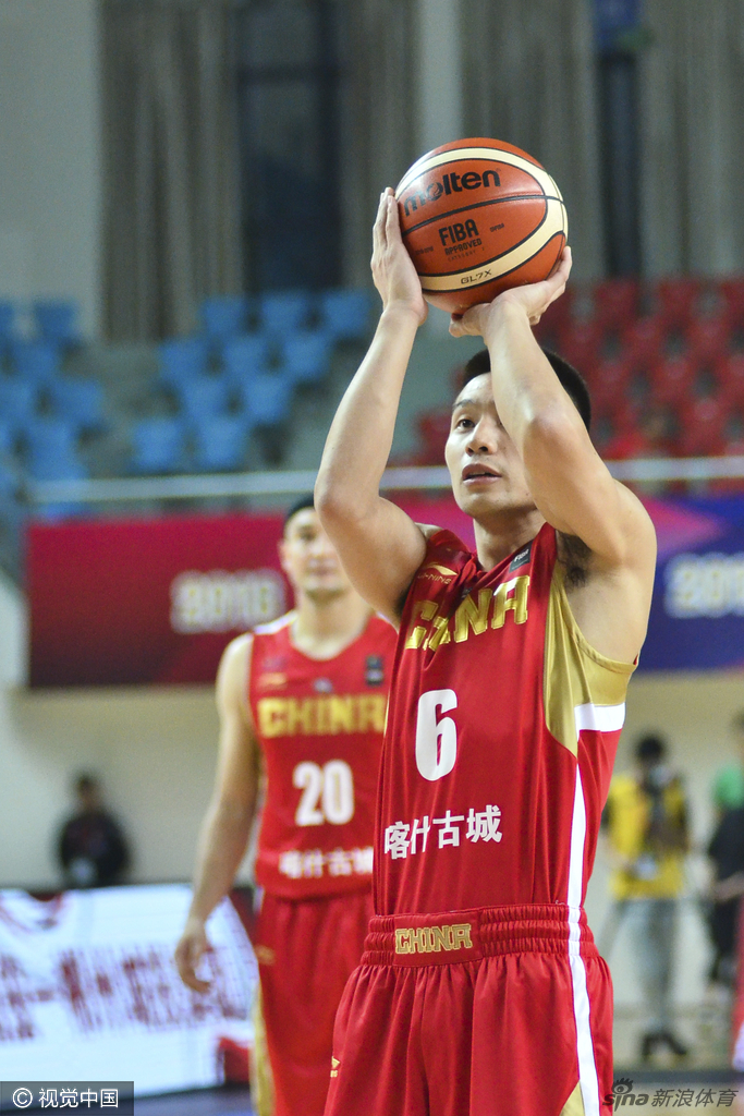 周琦在罚球瞬间，眼神坚毅地盯着篮筐，全场鸦雀无声，这一球的轨迹将直接决定球队士气的高低。