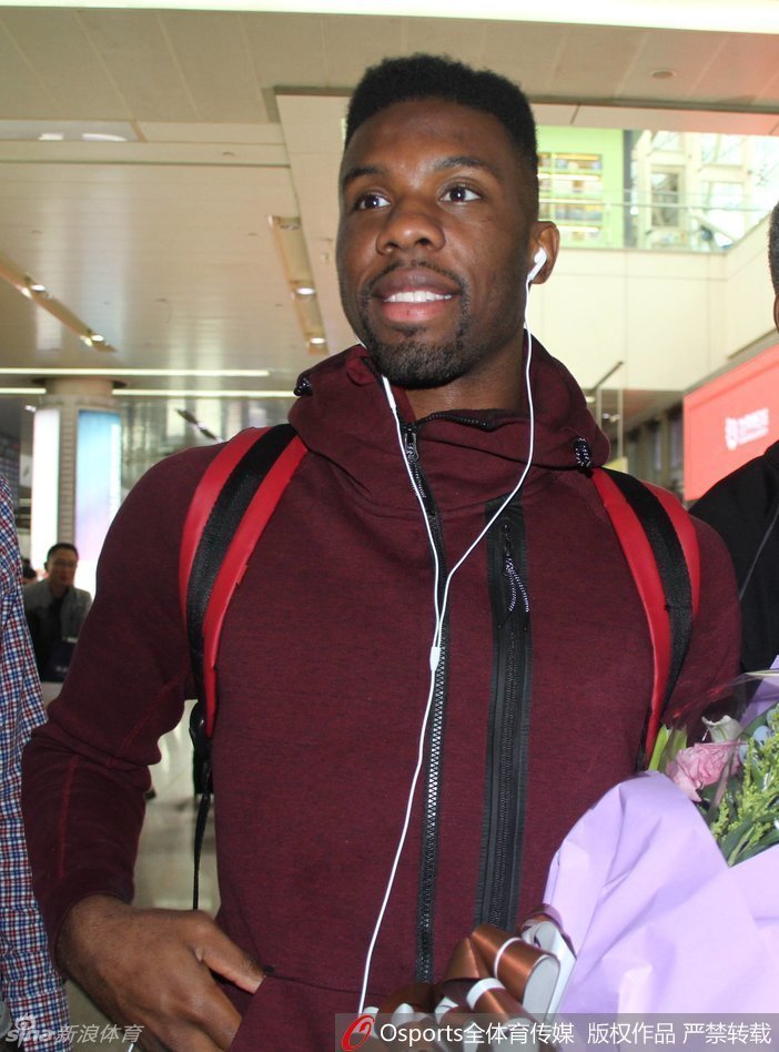 走出机场的科尔头戴耳机，身体随着音乐轻轻摇摆，神情十分放松，仿佛将旅途的疲惫隔绝在了另一个世界。