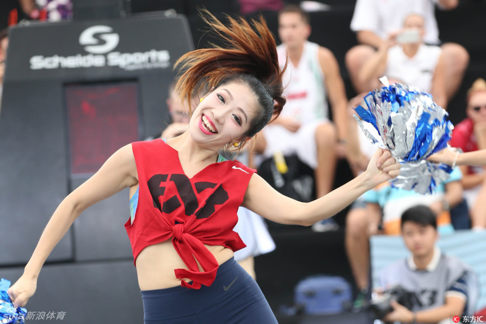 扎着高马尾的啦啦队员在场地中央绽放灿烂笑容，充满节奏感的舞步与动感音乐完美融合，展现着篮球宝贝独有的青春风采。