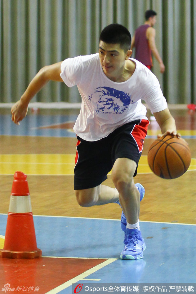 镜头拉近，胡卫东手臂上的霸气纹身在球馆的灯光下若隐若现，这不仅是个性的象征，更是一种岁月沉淀后的硬汉气质。