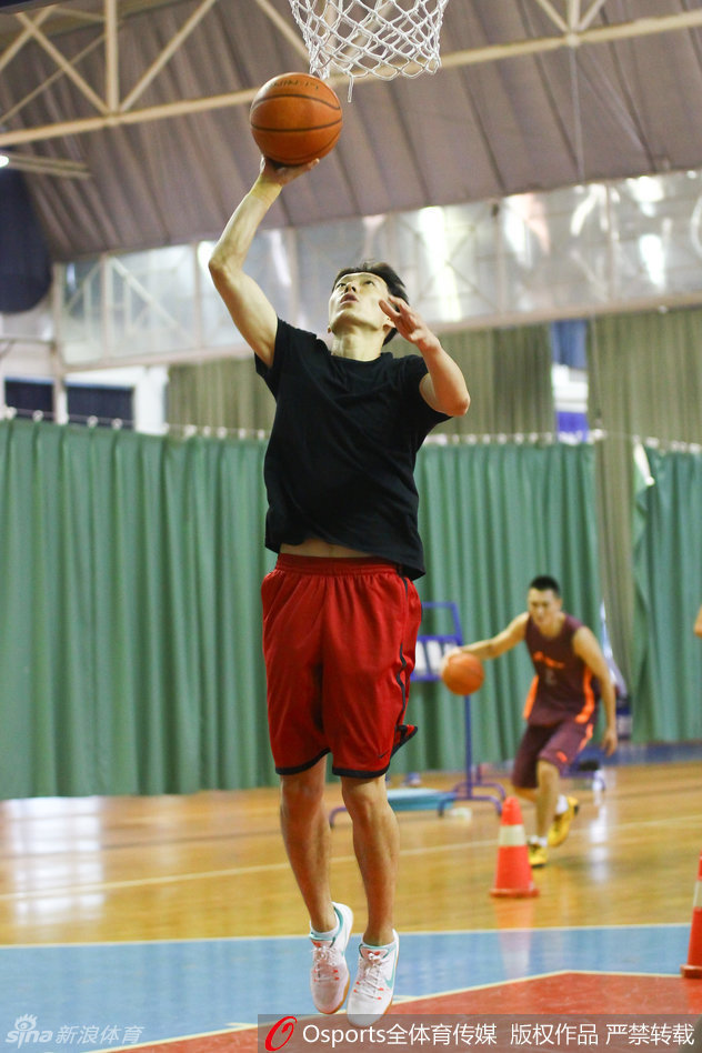 唐正东在篮下卡位要球，他利用庞大的身躯牢牢占据有利位置，眼神专注而坚定，尽管汗水淋漓，但每一个动作都充满了决心。