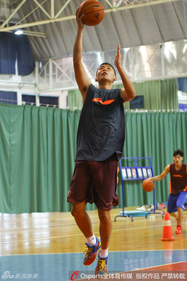 训练的间隙，唐正东独自一人在场边进行拉伸放松，他表情严肃，目光望向远方，仿佛在思索新赛季如何帮助球队走的更远。