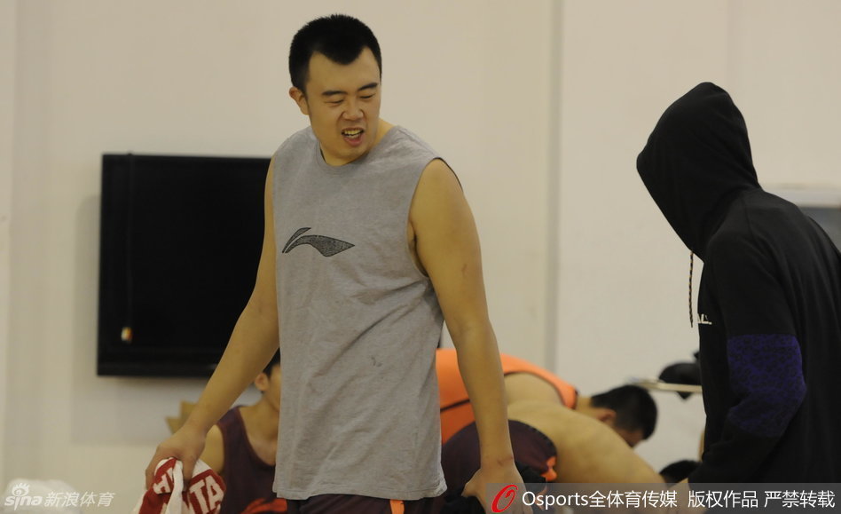 队长韩德君在内线对抗中轻松得分，憨态可掬的笑容背后，是作为球队定海神针般的可靠与担当。