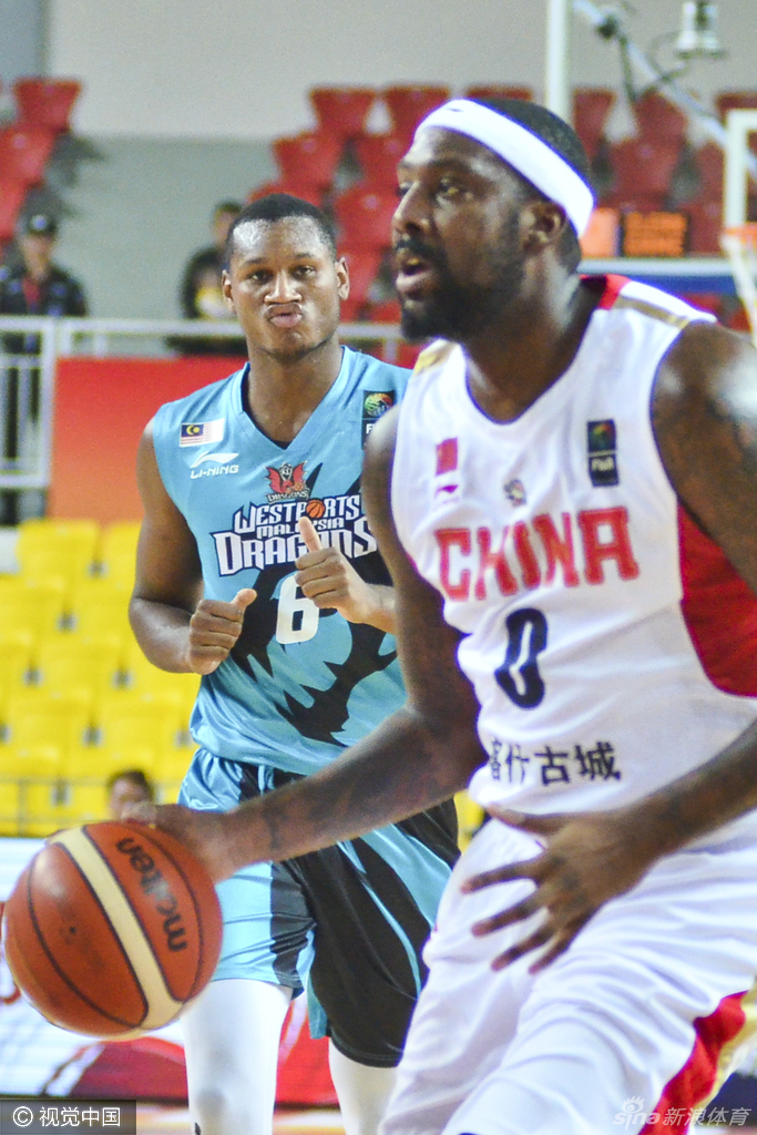 小外援亚当斯如一道闪电撕破马来西亚队的防线，他高速运球推进，眼神余光紧盯着队友的跑位，随时准备送出致命的传球。