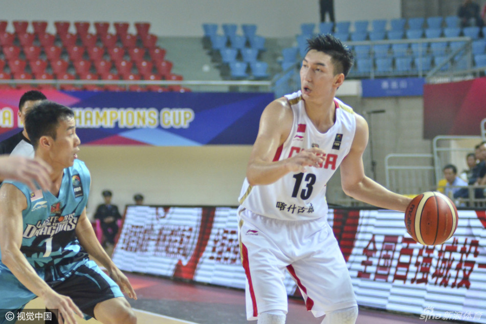 周琦面对防守悍然持球，他修长的身形在场上格外醒目，利用身高臂长的优势高举高打，手腕轻柔一抖，篮球划出一道优美的弧线飞向篮筐。