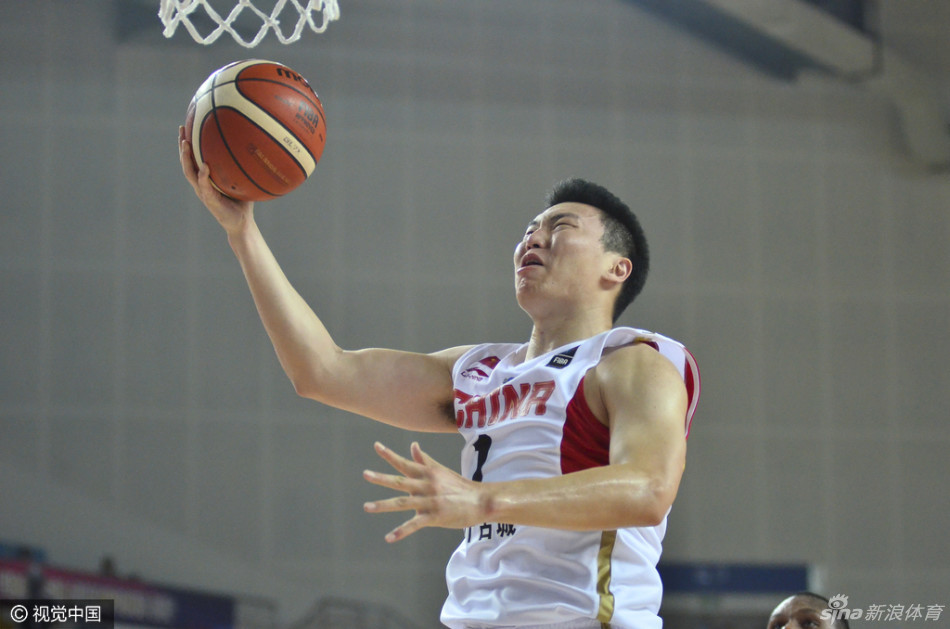 可兰白克·马坎持球面对防守，他身披新疆战袍目光如炬，双手紧紧握住篮球，正准备用一次坚决的突破撕开防线，为球队续上火力。