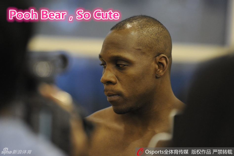 哈德森面对镜头神情专注认真，双手比划着回答记者提问，眼神坚定，展现出作为球队核心在备战期的职业态度与担当。