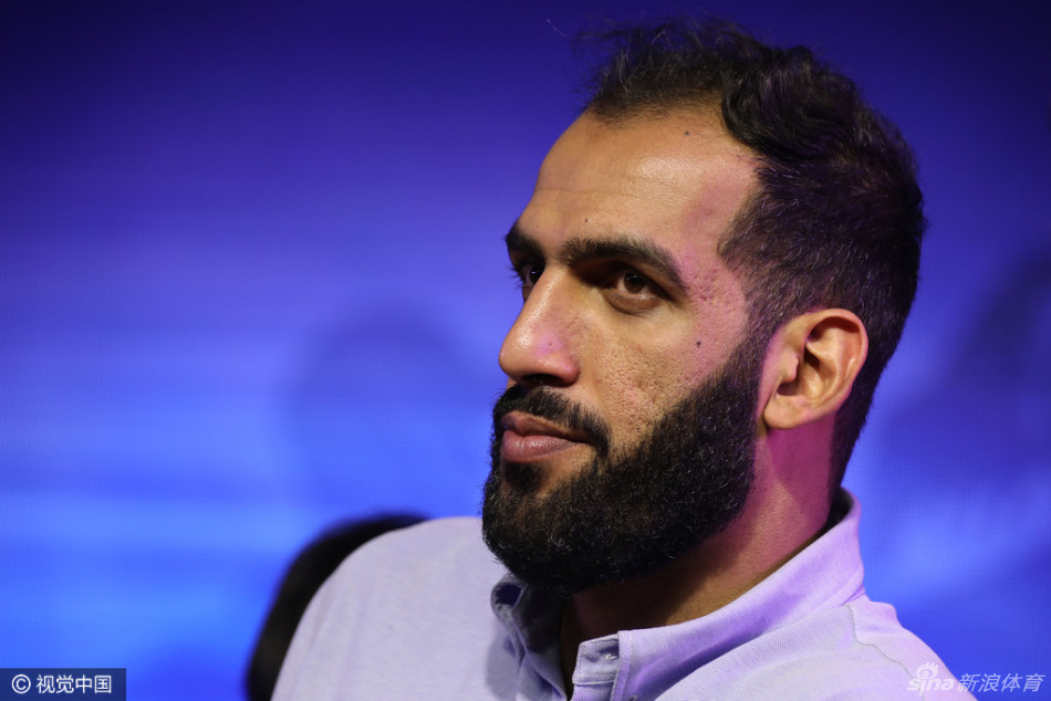 哈达迪在发布会现场举起手机与身旁队友凑在一起自拍，搞怪表情让严肃的发布会瞬间轻松。