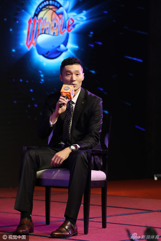 四川金强集团董事长周仕强在发布会上发言，坚毅的目光透露出对球队新赛季的期许与信心。