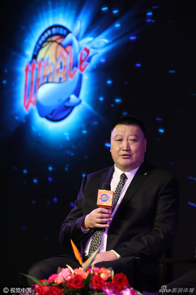 发布会上哈达迪与哈里斯等队友互动交流，虽然语言不同，但篮球是他们的共通语言。