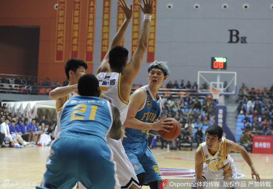 福建外援希克森在篮下遭遇广厦队员的强硬包夹，他咬紧牙关奋力对抗，身后的防守人让他显得颇为无奈，这次进攻机会稍纵即逝。