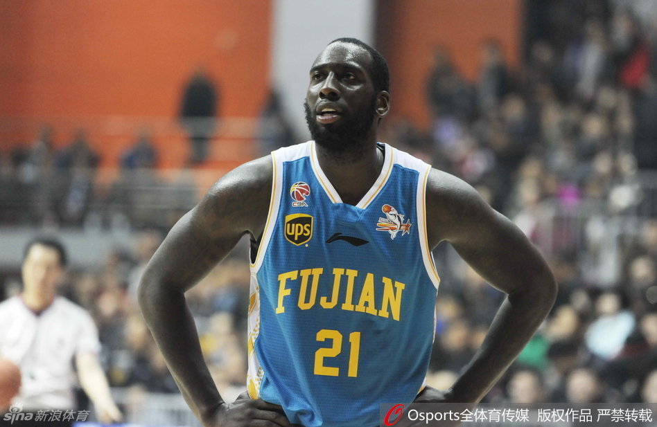 广厦队外援面对福建队的防守，在身体失去平衡的情况下依然顽强地将球抛向篮筐，完成了一次精彩的投篮。