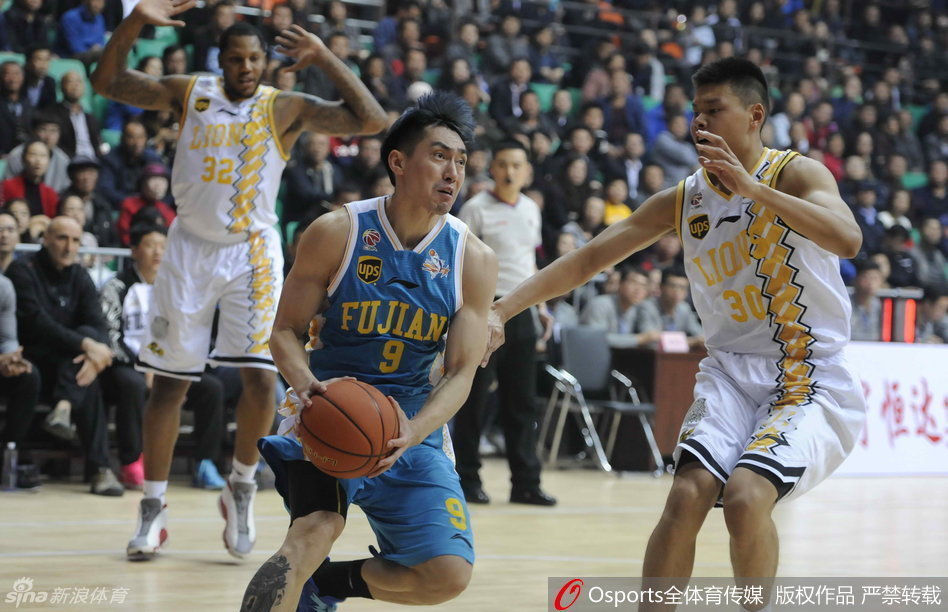 广厦主帅李春江在场边情绪激动地与裁判进行交流，他伸出双手表达着对这次判罚的不满，肢体语言极具张力。