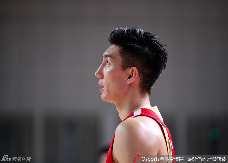 可兰白克与李根心情不错,两人在替补席并肩而坐,神态轻松地交流着场上的局势,眼神中充满了对彼此的信任