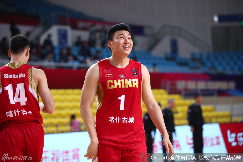 李秋平场下指导,他神情专注地呼喊着球员名字,手指战术板,示意全队加强防守轮转和保护篮板