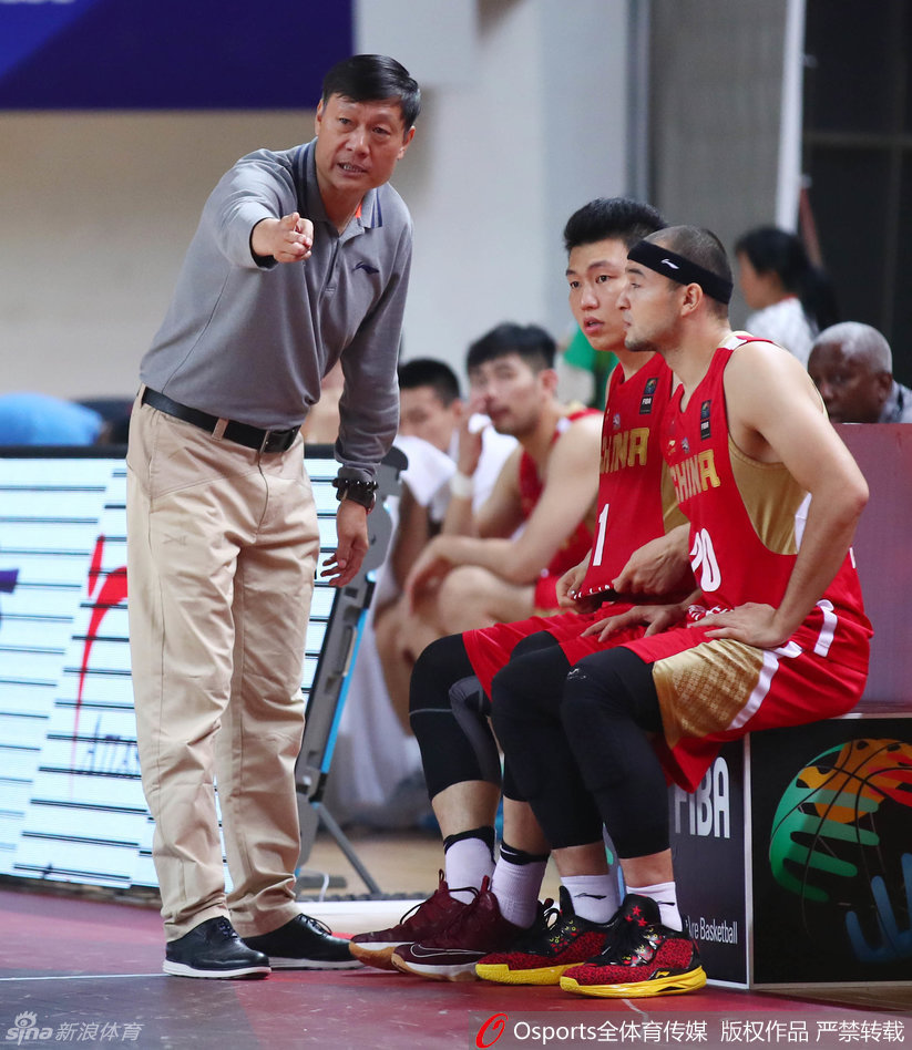 西热力江眼神坚毅,他张开双臂死死缠住对手核心球员,标志性的撕咬式防守让卡塔尔人寸步难行