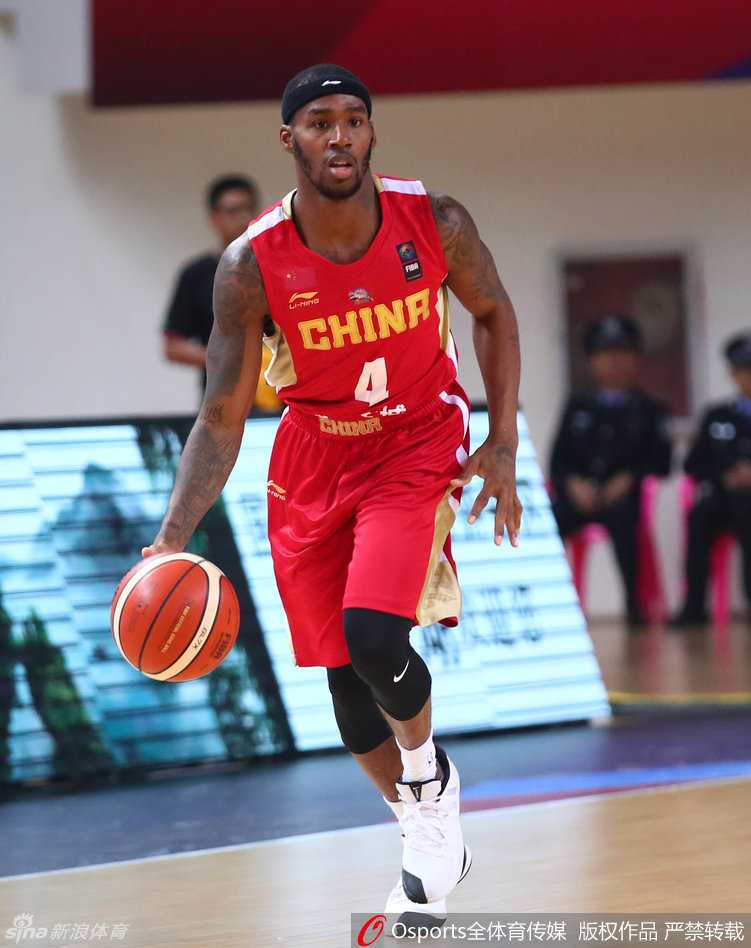 俞长栋上篮瞬间,他高高跃起,在空中舒展身体,面对补防轻巧挑篮得分,为球队吹响了反攻的号角