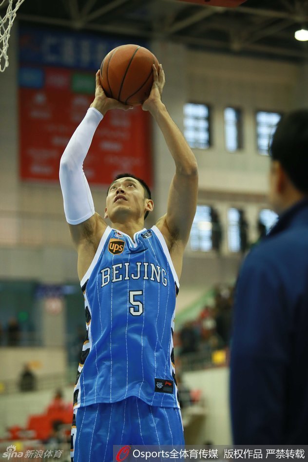 张庆鹏在训练中全神贯注，他压低重心，双手快速地交替运球，仿佛随时准备给对手致命一击。