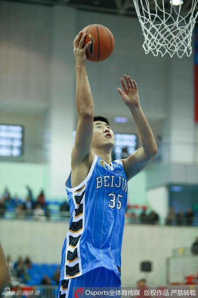 大树张松涛在训练赛中强打内线，他用力卡住位置，双手紧紧抱住篮球，正准备完成一次势在必得的强起上篮。