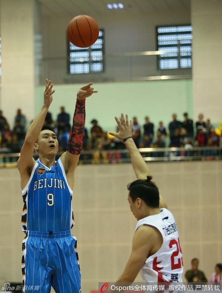 莫里斯使出招牌中投，篮球划出美妙弧线空心入网