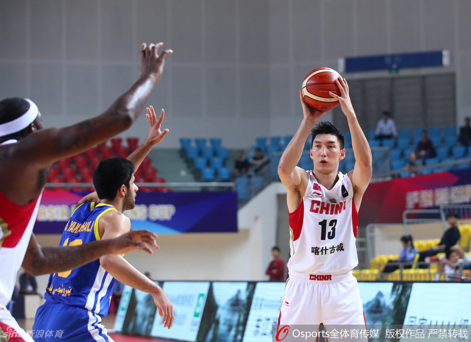 抢下前场篮板的周琦，面对重新扑上来的防守队员，没有选择传球，而是果断地在夹缝中强行起跳，以一个略显别扭但无比坚决的姿势，将球抛向篮筐，誓要为这次艰难的进攻画上句号。