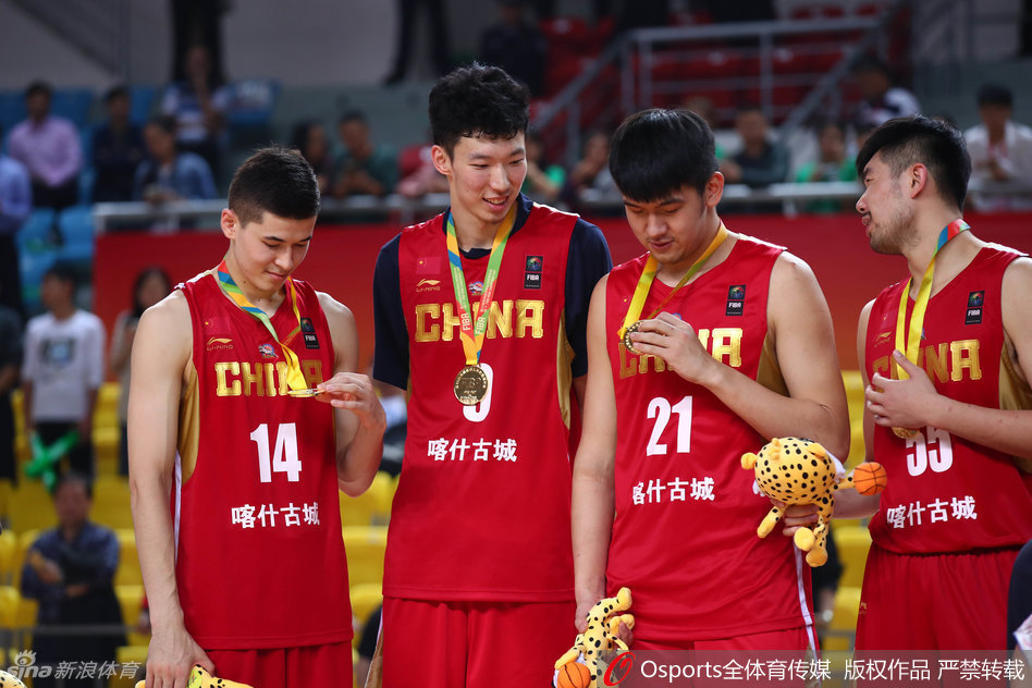 周琦在面对伊朗高大中锋的防守时毫无惧色，他高高跃起，迎着防守人冷静地将球投出，长臂舒展宛如一道难以逾越的屏障。