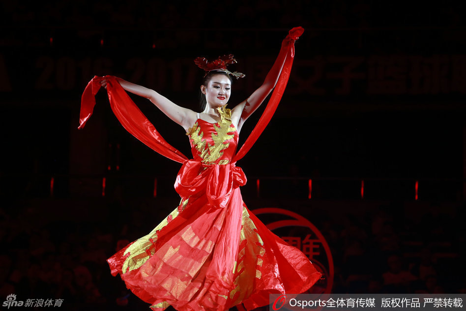 北京女篮队员们在取胜后激情庆祝，笑容绽放在每个人脸上，这场逆转胜为新赛季卫冕之路奠定坚实基础。