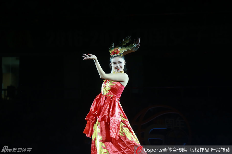 老将周宏华眼神坚毅，沉稳地控球推进，她是球场上掌控节奏的指挥官，用经验引导着球队的进攻。