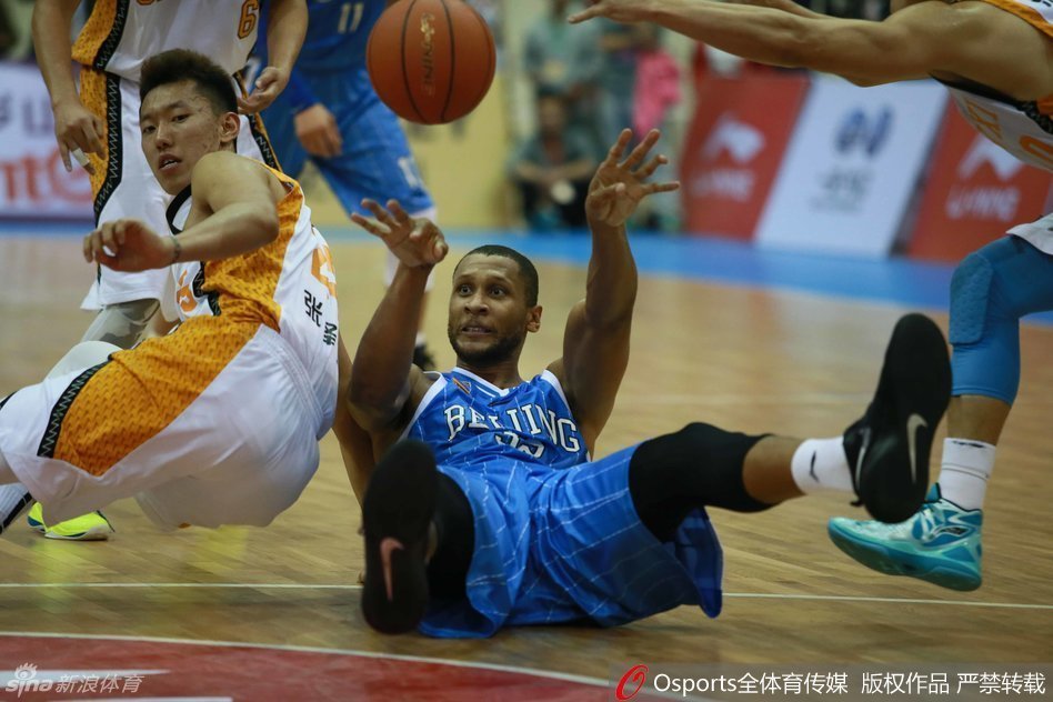 张庆鹏犹如尖刀般撕开防线突入内线，面对补防强硬出手，球迷期待的“张三疯”模式即将开启。