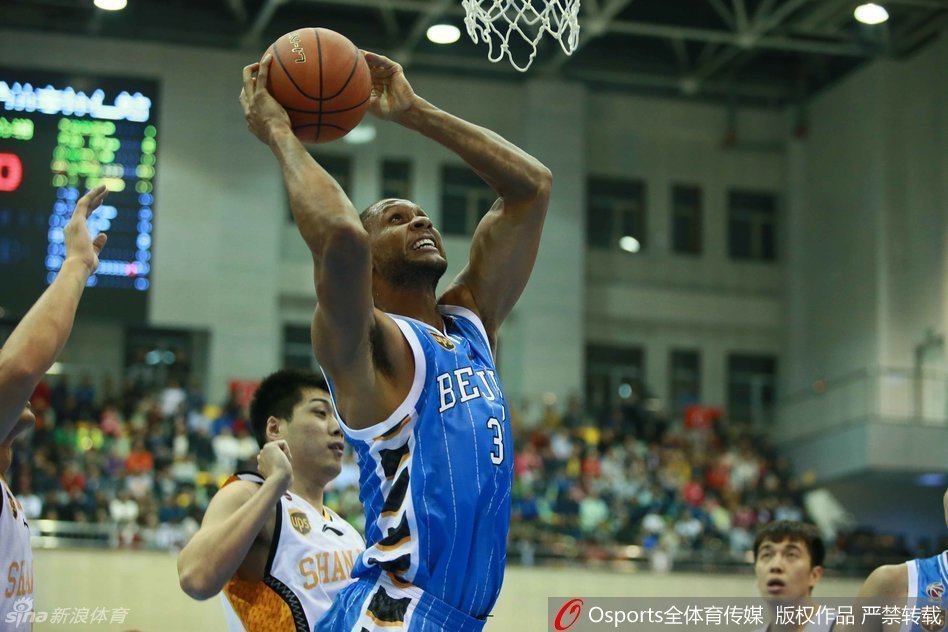方硕在严密防守下成功造成对手犯规，年轻一代的成长让北京队在老马休战时依然底气十足。