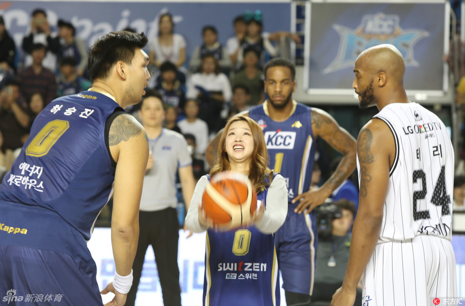 孙妍在为篮球联赛开球 -- 佛山E家|佛山信息网|