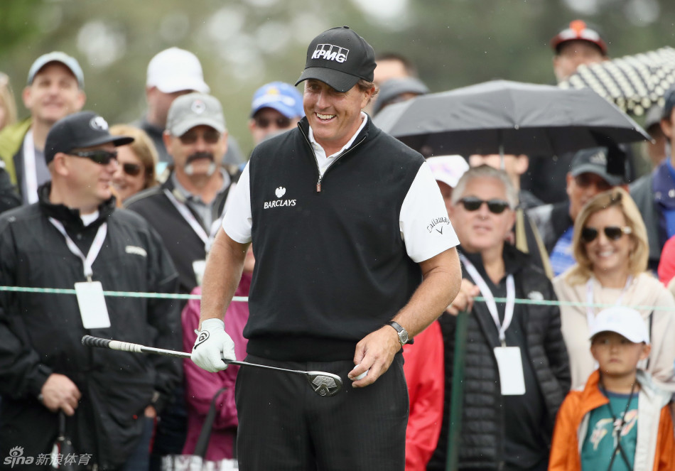 菲尔·米克尔森在球道上露出标志性的轻松笑容,尽显老将的从容与魅力。