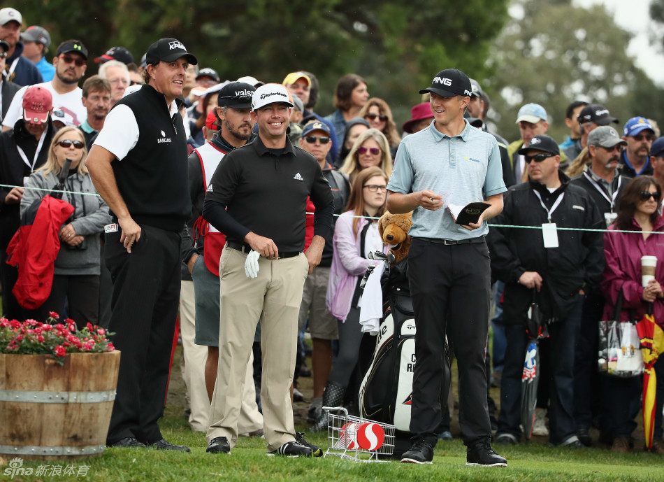 米克尔森与同组球员切兹·里维在果岭边愉快交流,气氛轻松融洽。